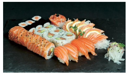 Pour 2 personnes 2 soupes, 2 salade, 2 riz 6 mki prince 6 maki 6 California 4 sushi saumon 9 sashimi saumon 